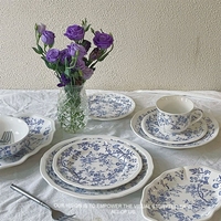 Service de table en porcelaine de style rétro français, motif floral bleu, assiettes, bols, tasses et soucoupes, qualité alimentaire, idéal pour offrir