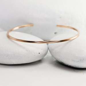 Pulsera de puño cuadrada de oro rosa hecha a mano Happiness - Product Image 1