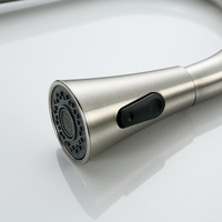 Robinet de cuisine en nickel brossé de style classique avec pulvérisateur rétractable Robinets d'évier de cuisine modernes montés sur le pont à arc élevé