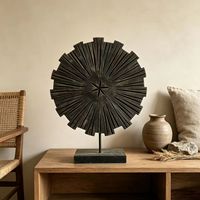 Sculpture d'art en bois ronde motif soleil, sculptée à la main, à bandes radiales, finition vieillie foncée, ornement de table