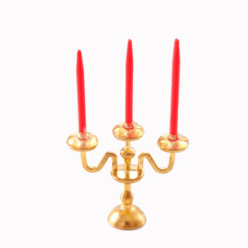 Bougeoir doré, bougie rouge.