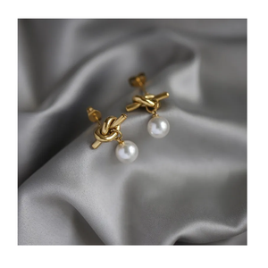 Pendientes de tuerca de perlas de acero inoxidable minimalistas chapados en oro de 18 quilates de nuevo diseño de calidad superior joyería Vintage elegante para regalo de mujer - Product Image 2