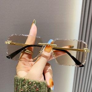 แว่นกันแดดทรงสี่เหลี่ยมไร้กรอบลายเสือดาวโลหะสีทอง UV400 แฟชั่นกลางแจ้งสำหรับทุกเพศ - Product Image 4
