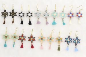 Boucles d'oreilles pendantes classiques et minimalistes à motif étoile hexagonale, tissées à la main en Miyuki, disponibles en plusieurs couleurs, personnalisables - Product Image 2