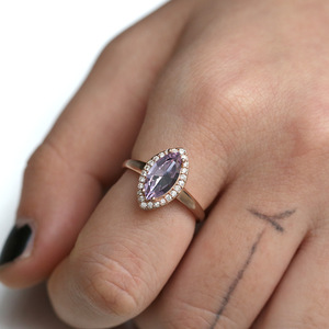 Elegante anello con pietra viola a forma di marquise per donna, design scintillante intarsiato, gioielli alla moda per feste - Product Image 5