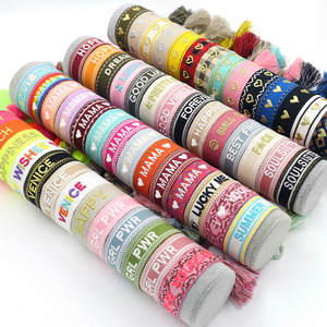 Großhandel kunden spezifischer Logo-Text böhmische Armbänder Band Brief Stickerei Quaste Weben mit Perle religiösen Stil Geschenke