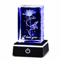 Cube en cristal K9 personnalisé avec logo d'usine, cube en cristal rose gravé au laser 3D avec base LED pour cadeau de mariage