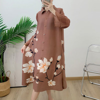 Robe chemise plissée style Miyake à manches trompette, imprimé floral, boutonnée, très extensible, vente en gros