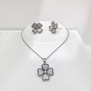 Juego de joyería de plata de ley 925 chapada en oro de 18k, 2 piezas, collar y aretes elegantes con diseño de mariposa para mujer. - Product Image 5