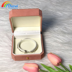 Estuche de Joyería Octagonal Premium en Stock con Cierre de Botón para Anillos y Brazaletes en Acabado de Terciopelo Rosa, Elegante Caja de Almacenamiento - Product Image 2