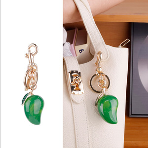Porte-clés créatif tendance en forme de fruit, effet dégradé, breloque de sac exquise pour femme, décoration suspendue multifonctionnelle et amusante, vente en gros - Product Image 1