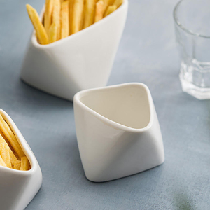 Bol créatif triangulaire en céramique pour frites, snacks et sauces – Accessoire de table pour la maison et les restaurants, idéal pour les fêtes - Product Image 6