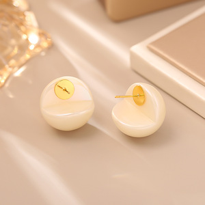 <span class=keywords><strong>Orecchini</strong></span> a perno dal design minimalista con perle bianche a forma di bocca di pesce, eleganti, alla moda, versatili e adatti per il commuting - Product Image 5