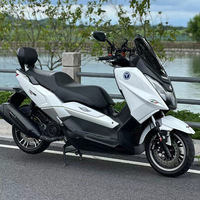 Moto Cruiser Yamaha Majesty ZY125T-15 avec grand béquille latérale, vitesse maximale 90 km/h, idéale pour les longs trajets