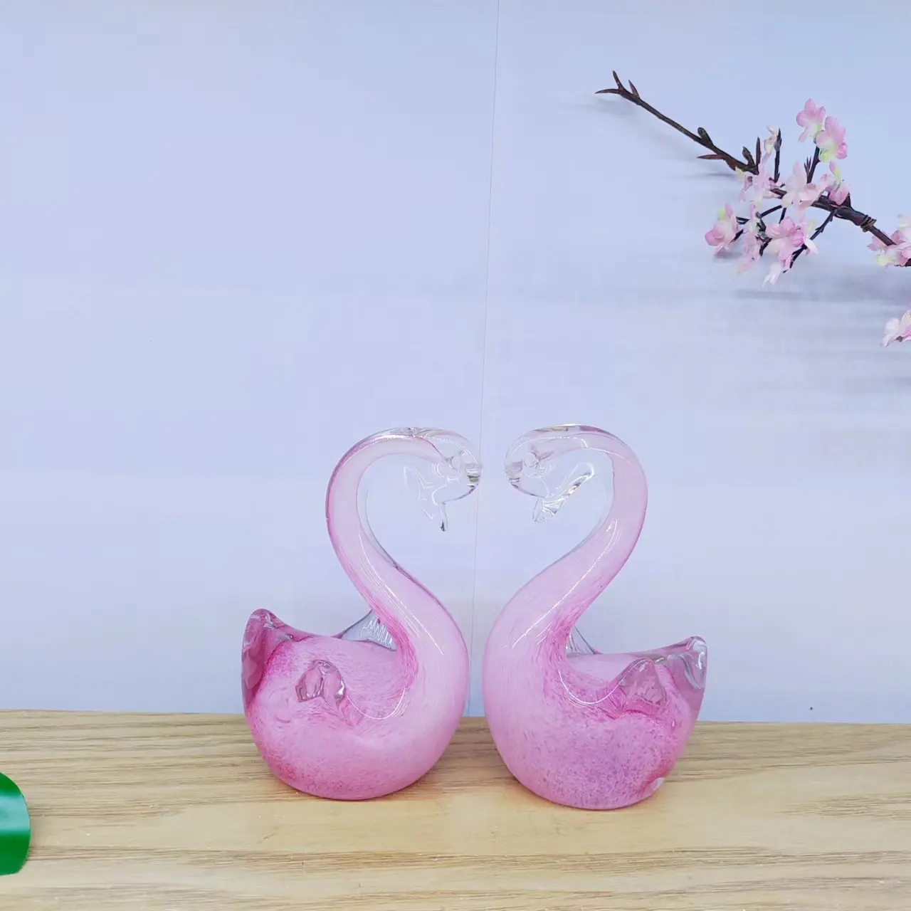 한 쌍 인 스타일 장식 장식품 간단한 창조적 인 발렌타인 선물 수제 컬러 유리 예술 핑크 백조 장식품 입상