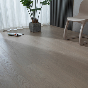 Plancher en bois d'ingénierie FSC à réduction de bruit, grade AB, chêne blanc multicouche 16 mm, à rainures et languettes, largeur 300 mm, pour salle à manger - Product Image 1