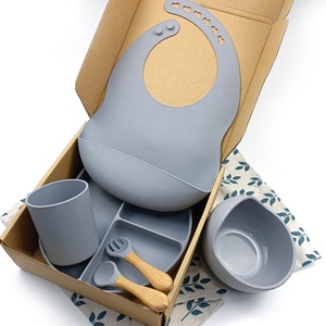 Juego de alimentación de silicona de grado alimenticio sin BPA Kit de comedor para bebés Plato y babero de silicona para niños con cubiertos Precio de fábrica Logotipo personalizado - Product Image 2