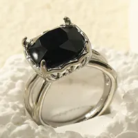 Vintage Gothic Lava-Texturierter Edelsteinring mit Krappenfassung, Schwarz Facettierter Edelstein, Edelstahlring, Geteilter Bandring als Modisches Statement