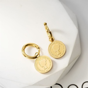 ต่างหูทรงกลมประดับจี้เหรียญทองโบราณรูปพระราชินีเอลิซาเบธ - Product Image 2