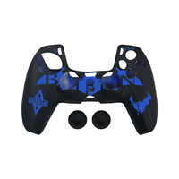 Coque en silicone premium gravée au laser, protection anti-rayures avec 2 capuchons de joystick, poignée ergonomique pour manette PS5