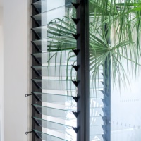 Fenêtre à persiennes en verre trempé à cadre en aluminium à angle réglable de luxe personnalisé bon éclairage ventilation volets en verre