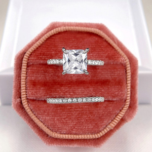 Set di anelli in due pezzi con zirconi quadrati scintillanti con taglio Princess per gioielli eleganti da donna - Product Image 3