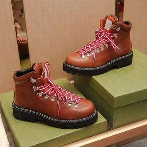 Botas de tobillo a la moda con logotipo personalizado, de goma, de alta calidad, de marca de diseñador, para hombre, impermeables, con cordones, antideslizantes. - Product Image 1
