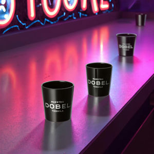 Mini verre à shot de tequila personnalisé de 2 oz, collier à perles, plastique blanc givré jetable, sublimation, fabriqué au Vietnam - Product Image 2