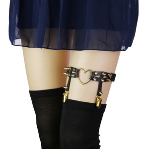 Ceinture de jarret <span class=keywords><strong>en</strong></span> cuir cloutée avec rivets <span class=keywords><strong>en</strong></span> forme de cœur dorés, style Punk Goth Harajuku, faite à la main, accessoire de mode, <span class=keywords><strong>chaîne</strong></span> de <span class=keywords><strong>cheville</strong></span> - Product Image 3