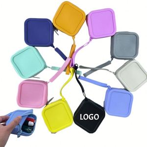 Monedero de Silicona Portátil e Impermeable de 3.54 Pulgadas con Logotipo Personalizado, Mini Bolsa de Almacenamiento con Cremallera y Correa para la Muñeca, para Monedas, Recibos y Llaves - Product Image 1