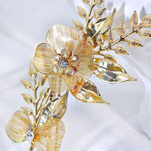 Élégant serre-tête doré avec pendentif couronne florale, feuilles dorées style déesse romaine et longues pampilles, accessoire de coiffure de mariée à suspendre - Product Image 5