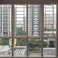 Système de fenêtres de balcon en aluminium architectural personnalisé, design à grille carrée, fenêtre à battants multi-panneaux pour immeuble de grande hauteur