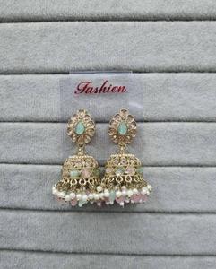 Pendientes Jhumka Kundan Rosa Bebé Chapados en Oro con Perla Colgante, Joyería Tradicional India Étnica para Novias y Festividades para Mujeres - Product Image 5