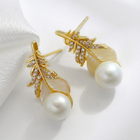 Vente chaude bricolage accessoires faits à la main en laiton plaqué or micro-zircon boucles d'oreilles avec perles de coquille en gros