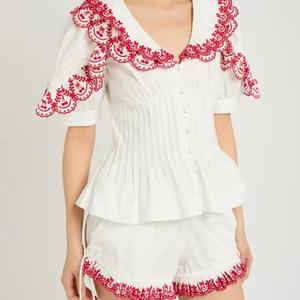 Conjunto Casual de Algodón para Mujer, Estilo Nuevo 2025, Top con Peplum Bordado y Pantalones Cortos con Decoración de Botones, Venta Caliente OEM - Product Image 3