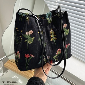 Sac seau en paille noir tendance YM pour femme, brodé de fleurs, imperméable, avec bandoulière en toile de coton brodée à la main - Product Image 1