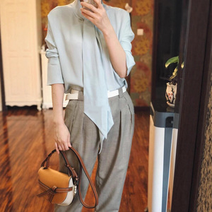 Chemise de travail en satin à col en V de couleur unie pour femmes - Élégante - Prête pour le bureau - Printemps - Anti-rides - ODM - Haut polyvalent et chic - Product Image 4