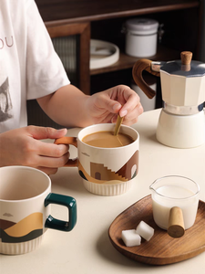 Fournisseur en gros de Chine, tasse en céramique en grès à motif de dessin animé, écologique, compatible lave-vaisselle et micro-ondes, tasse à café à poignée carrée - Product Image 2