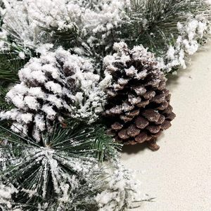 Guirlande de Noël enneigée avec des cônes et des aiguilles de pin, 270 cm, pour les escaliers, les vitrines et les présentoirs - Product Image 2