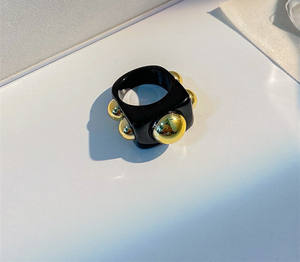 트렌디하고 인기 있는 스타일의 기하학적 디자인의 플라스틱 레진 배꼽 링 여성용 손가락 반지 - Product Image 5