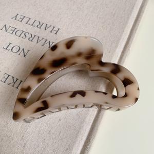 Pince à cheveux élégante pour femme, design cœur d'amour, en acrylique mat, pince crabe pour coiffure arrière de la tête - Product Image 5