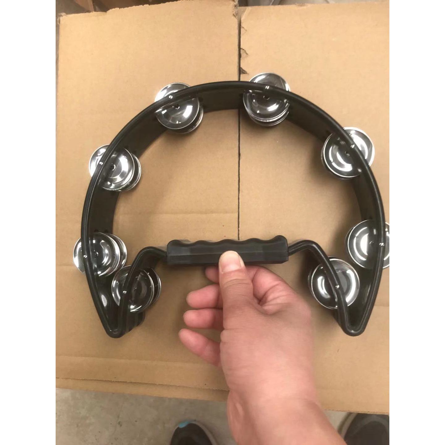 แหวนลายดอกไม้แถวเดี่ยวสีดำ