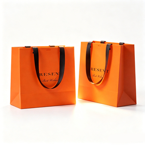 <span class=keywords><strong>Sac</strong></span> fourre-tout orange vif avec sangles noires contrastées et inscription minimaliste pour boutique <span class=keywords><strong>de</strong></span> mode ou achats <span class=keywords><strong>de</strong></span> cadeaux <span class=keywords><strong>de</strong></span> fin d'année - Product Image 3