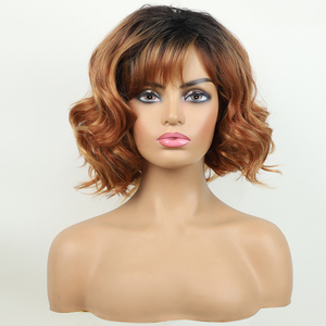 Perruques quotidiennes pour femmes au prix de gros Boucles courtes en vague d'eau Couleurs dégradées mélangées Mode Synthétique <span class=keywords><strong>avec</strong></span> <span class=keywords><strong>frange</strong></span> Perruques de <span class=keywords><strong>cheveux</strong></span> pour femmes - Product Image 1