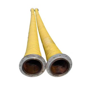 Tuyau flexible en caoutchouc industriel rouge et jaune avec extrémités noires pour le transfert d'eau, de sable et de boue - Product Image 1