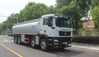 Camion-citerne QTD G5 8X4 pour le transport de liquides, 20,4 m³, 31 tonnes de charge utile, conduite à gauche, pour le transport de lubrifiants, d'eau et d'agents réducteurs de tension.