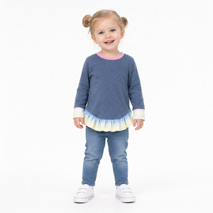Camiseta de Manga Larga para Niñas Beme OEM de Alta Calidad, Color Azul Jaspeado, Mezclilla Lavada, con Dobladillo con Volantes Degradados y Puños en Contraste - Product Image 3