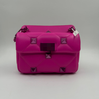 Vente en gros de sacs à main de luxe d'occasion |   Sac fourre-tout et sac à bandoulière rose mignon style rivet |   Produit tendance |   Indispensable