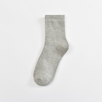 Chaussettes mi-mollet unies pour femmes pour l'automne et l'hiver, en coton ordinaire, adaptées à toutes les occasions.