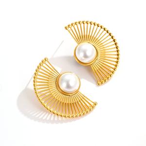 Boucles d'oreilles élégantes en forme d'éventail en plaqué or avec perles Boucles d'oreilles tendance pour femmes, bijoux élégants, cadeau - Product Image 1